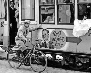 Un ciclista de 1956 se aprovecha de la "tracción eléctrica". Foto: Ernst Haas/Getty Images