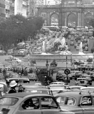 En 1971 el automóvil ya colapsaba los 8 carriles de Alcalá. Foto: Fundación Diario Madrid.