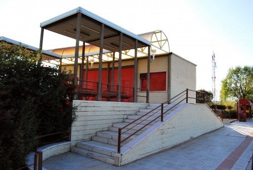 Edificio que albergaba la cafetería en el andén central de El Tejar