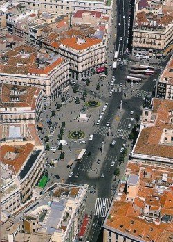 Sol en los años 80, con más espacio peatonal pero aún consagrada a los coches