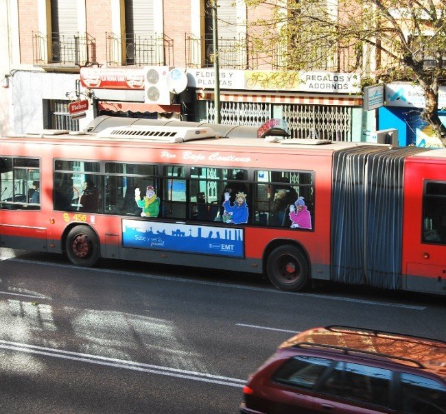 Los reyes magos viajando en un autobús de la EMT por la Ronda de Atocha