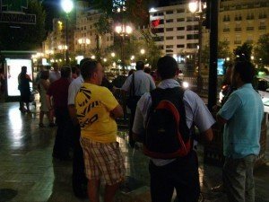 Trabajadores de Transportes Rober, a lo largo de la acera en Puerta Real.