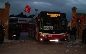 El comité de empresa dice ir a la huelga si se produce el traspaso de estas líneas de bus (Foto: Huelga 2008 desde sigatrabajando.com)