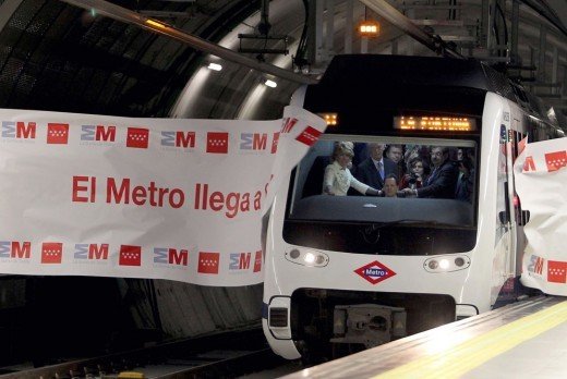 0.  Esperanza Aguirre en la cabina de un convoy del metro que inauguró en Leganés en octubre de 2010.