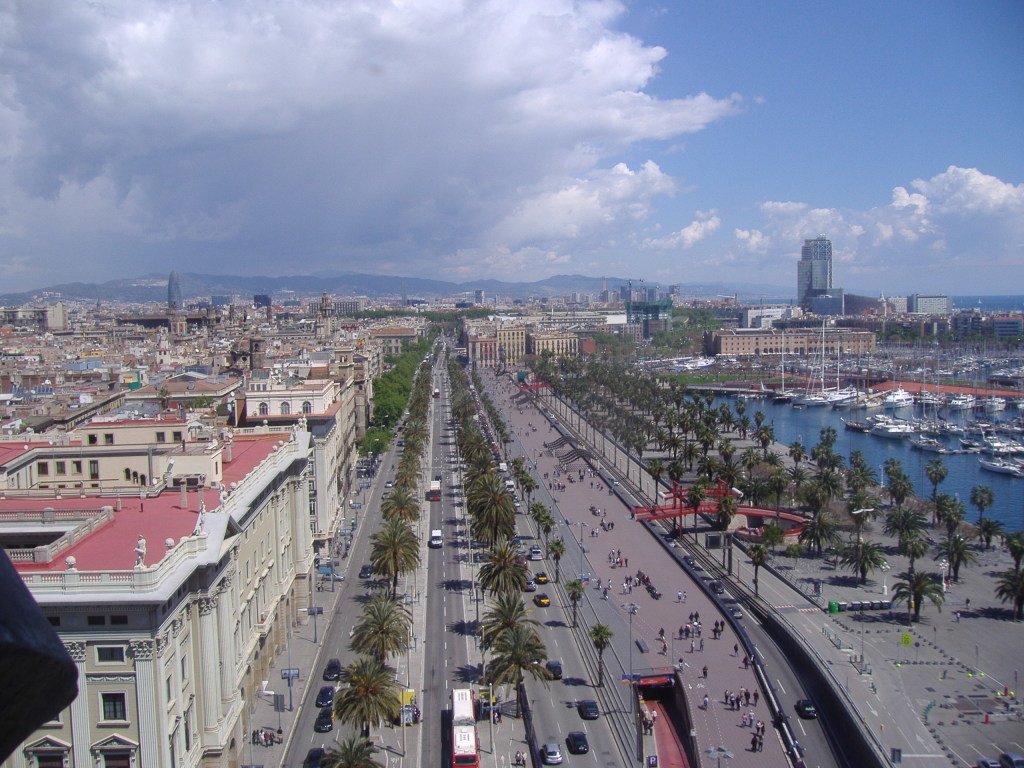 El carril bus de Pg. Colom heredó la disposición central del último tranvía de Barcelona. Foto: stavros1 @ wikipedia.org