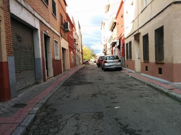 Acera de menos de un metro de ancho, pero por supuesto, la calle tiene fila de aparcamiento. Interesante el detalle de que el coche gris ha decidido que los peatones tenían demasiado espacio aun así y se ha montado en la acera.