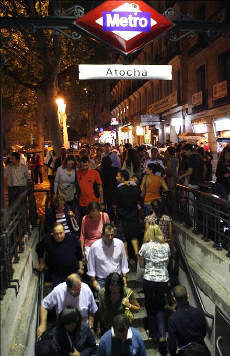 Viajeros por la noche abarrotando el único acceso abierto de Atocha (L1)