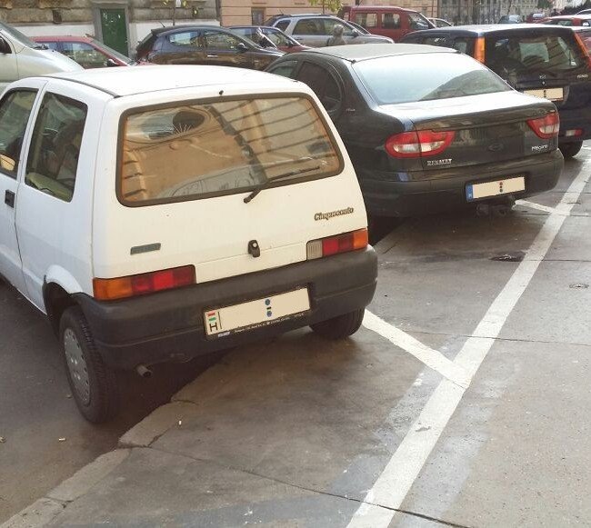 Aparcamiento en la acera en Budapest