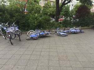 Conjunto de bicicletas nextbike tiradas en el suelo.